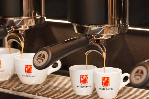kaffeemaschine-mit-laufendem-espresso2857062D0-63F4-FEA3-CD88-1FE1B33007BB.jpg